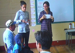 Las cooperantes Rosario y Rosita, durante un taller en Saboyá, Cundinamarca